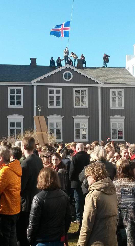 Þessi mynd var tekin í mótmælum fyrir sléttum 8 árum þegar m.a. var verið að krefjast afsagnar Bjarna Ben eftir að nafn hans dúkkaði svo eftirminnilega upp í Panama-skjölunum.