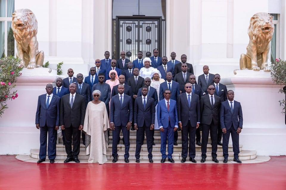 Le gouvernement a tenu ce jour son tout premier conseil des ministres, un événement marquant le début d'une nouvelle ère politique. Après une séance de travail intense, le Chef de l'État et les ministres ont posé pour une photo officielle sur le perron du palais de la République.