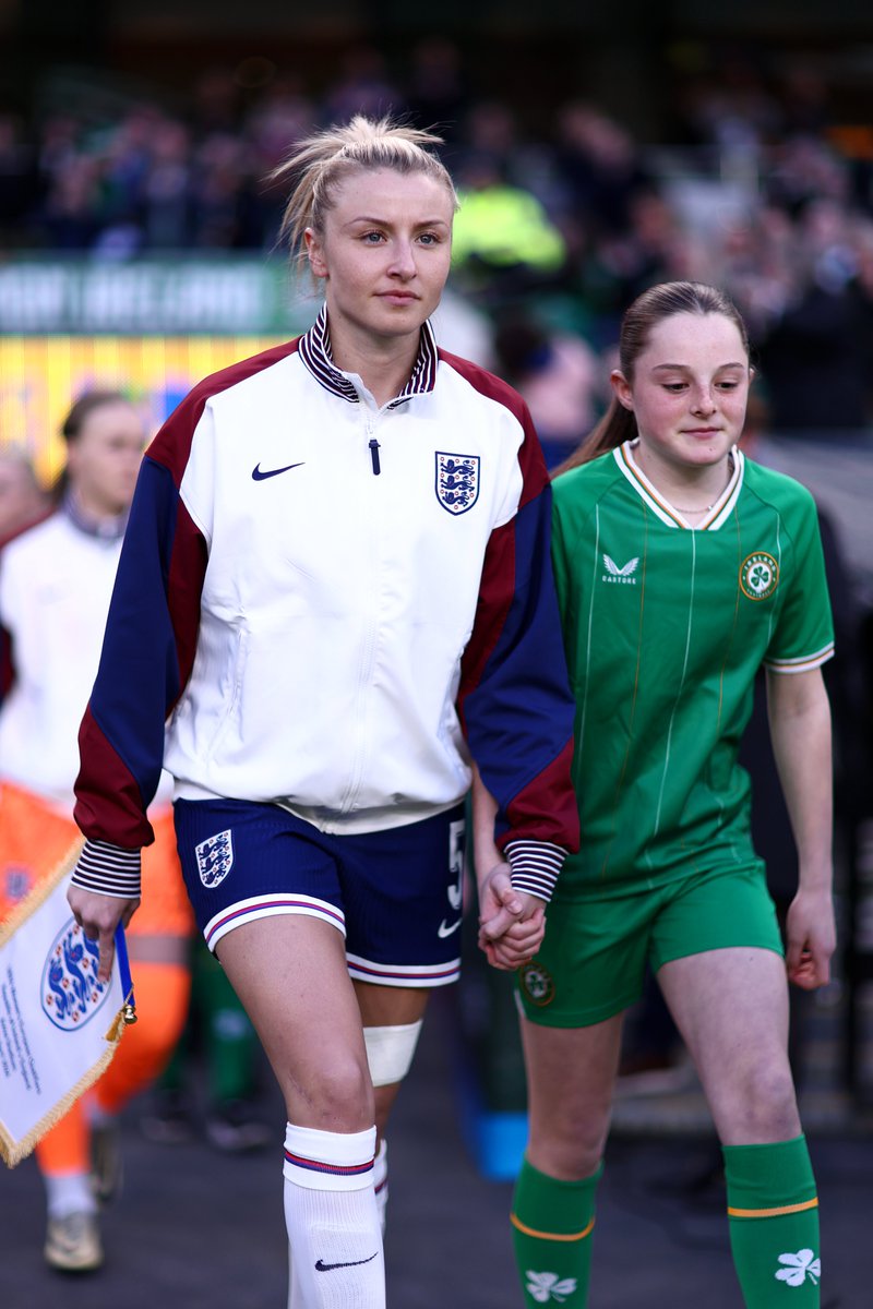 364 days since her last appearance for England, @leahcwilliamson leads out the #Lionesses once again. 💖