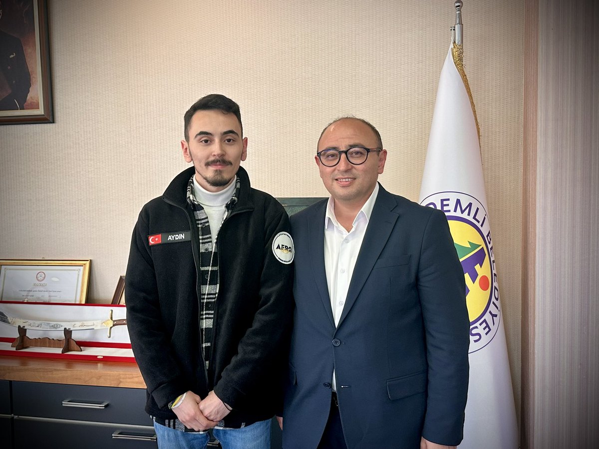 Ankara Atılım Üniversitesi’nde Uçak Mühendisliği okuyan Erdemlili öğrencimiz Seyithan Ali, Amerikanın Kansas eyaletinde düzenlenecek olan İnsansız Hava Aracı yarışmasına takımıyla birlikte katılmaya hak kazanmıştır. Ülkemizi temsil edecek öğrencimizi tebrik ederim.