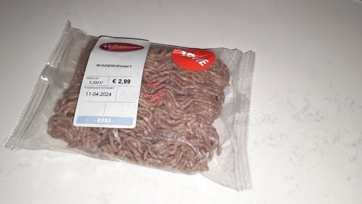 BergLennard's tweet photo. @dirkvandenbroek dit gehakt is tot en met 11 april houdbaar, maar ondertussen is het bijna bruin. 😪 https://t.co/eVvXMOKZ2t