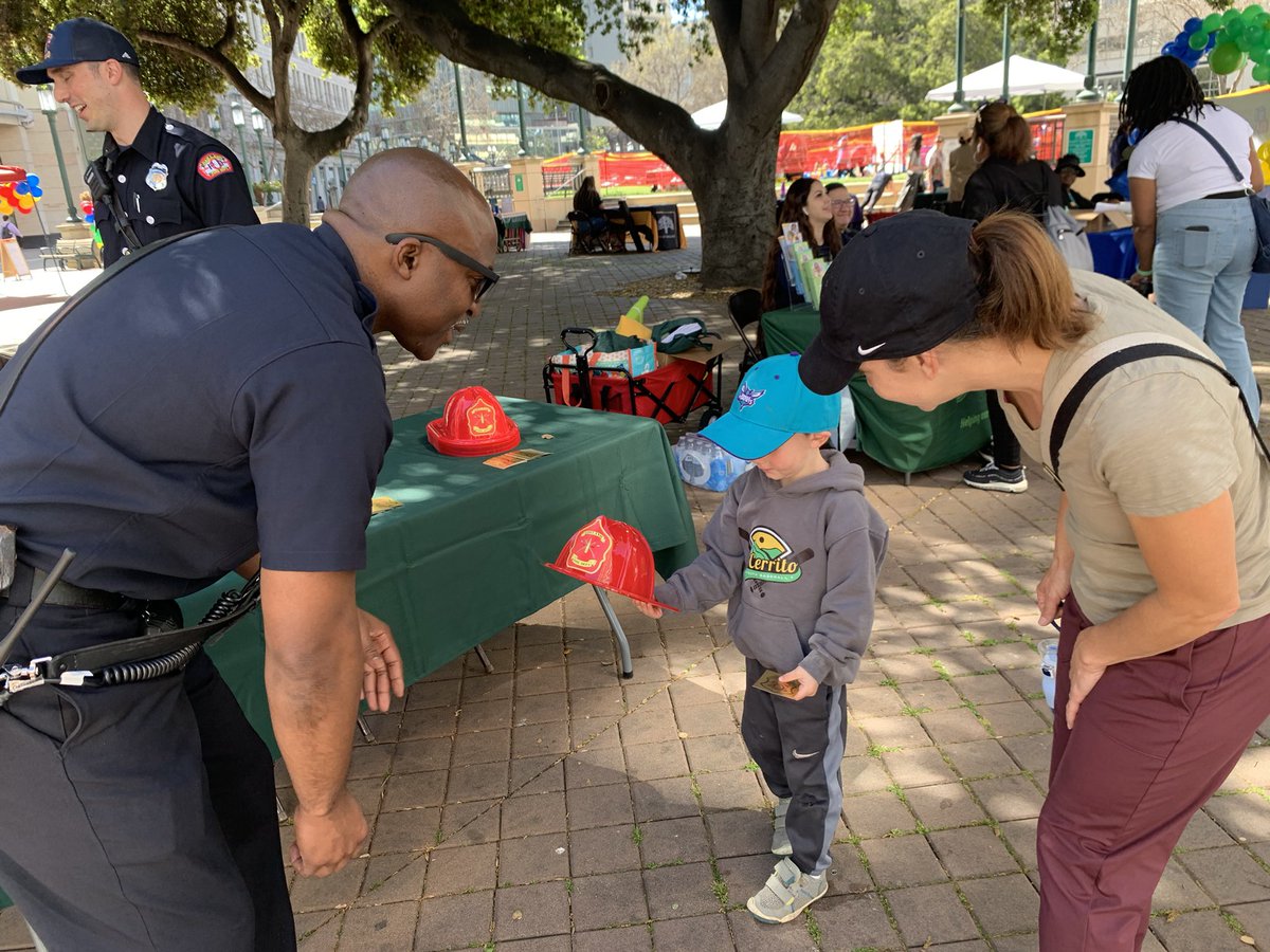 This afternoon Engine 1 participated in “Week of the Young Child” activities in downtown #Oakland. The annual event celebrates early learning, young children, their teachers and families. Thank you to all the partners and organizations that make this event special. #HeadStart