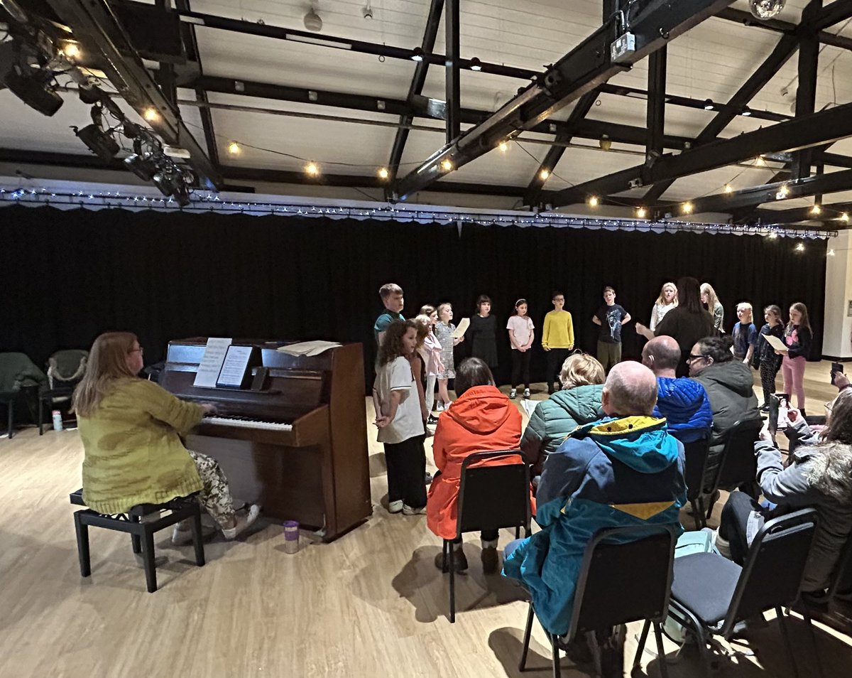 Young singers from Washington have been working with the #SunderlandYouthChoir team over the 🐣 holidays and today they got to perform in front of their families which was lush! Thank you @ArtsCtrWton and @SundCulture for letting us be part of your #CreativeYou programme!