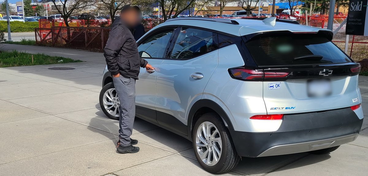 This driver thought they’d be creative 🤨 and drive on the sidewalk while waiting to pick someone up. Fortunately, no pedestrians were injured and our Road Safety Unit 🚓 were able to stop him. Ticket for driving on the sidewalk = $ 81.00 fine + 2 points on your licence.