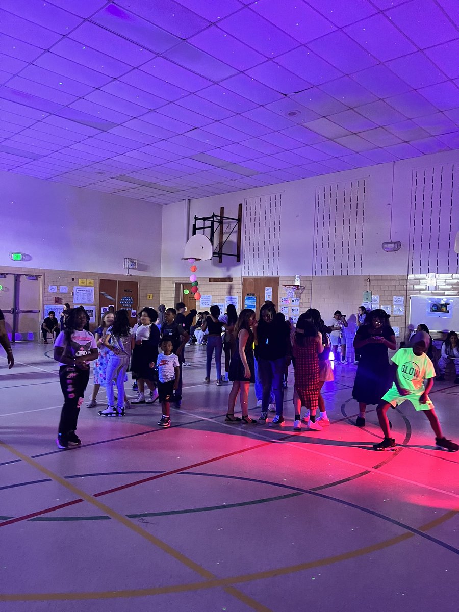 The @MarsEstatesBCPS Steam Night brought our families together for a night of dancing, arts, science, resources and  joy! 
#communityschool