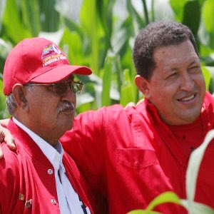 Lamentamos profundamente la desaparición física del Maestro Hugo de los Reyes Chávez, educador consagrado y padre del Comandante Hugo Chávez.  Desde la Unión Comunera expresamos nuestras condolencias a familiares y seres queridos, en este momento aciago que los embarga.