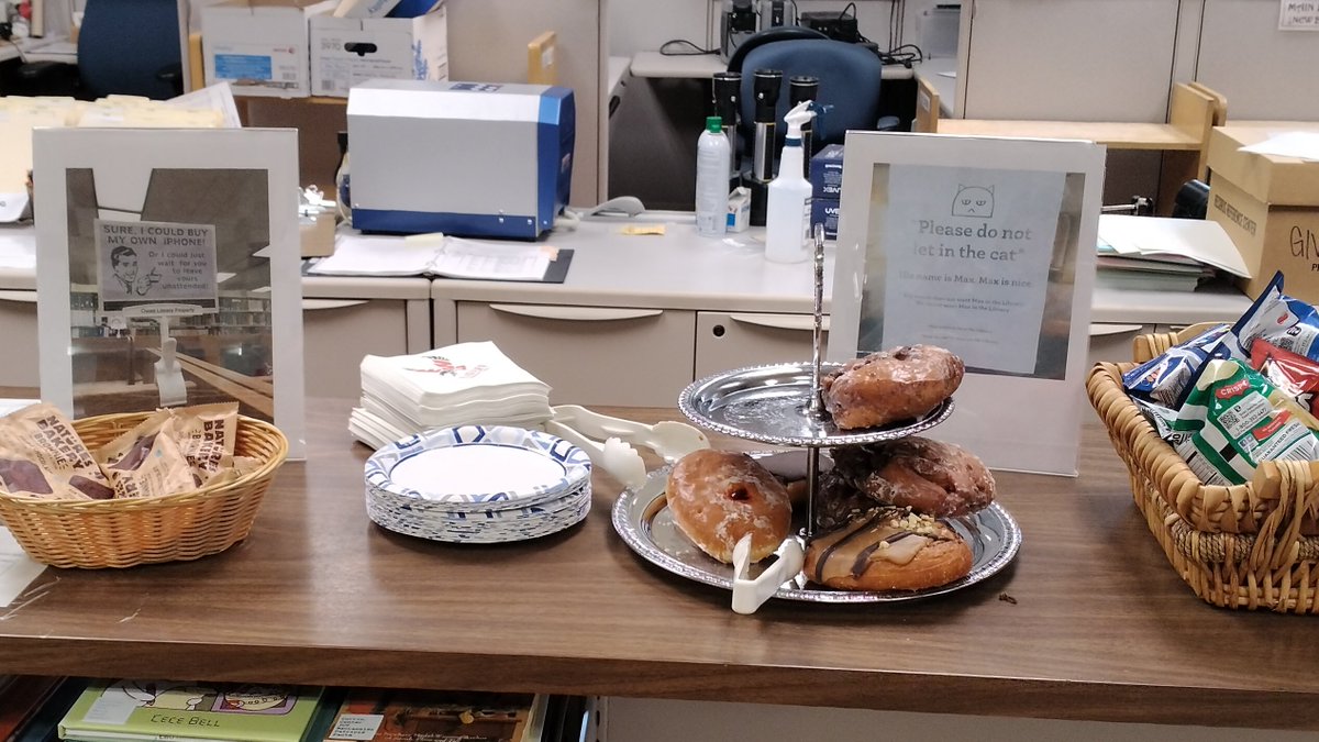 It's #NationalLibraryWorkersDay! We got treated to some donuts and stuff! 🤓