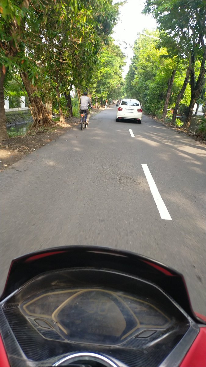 Sepi kali ,mau beli cemilan dipinggir jalan dan mini market tutup 😭