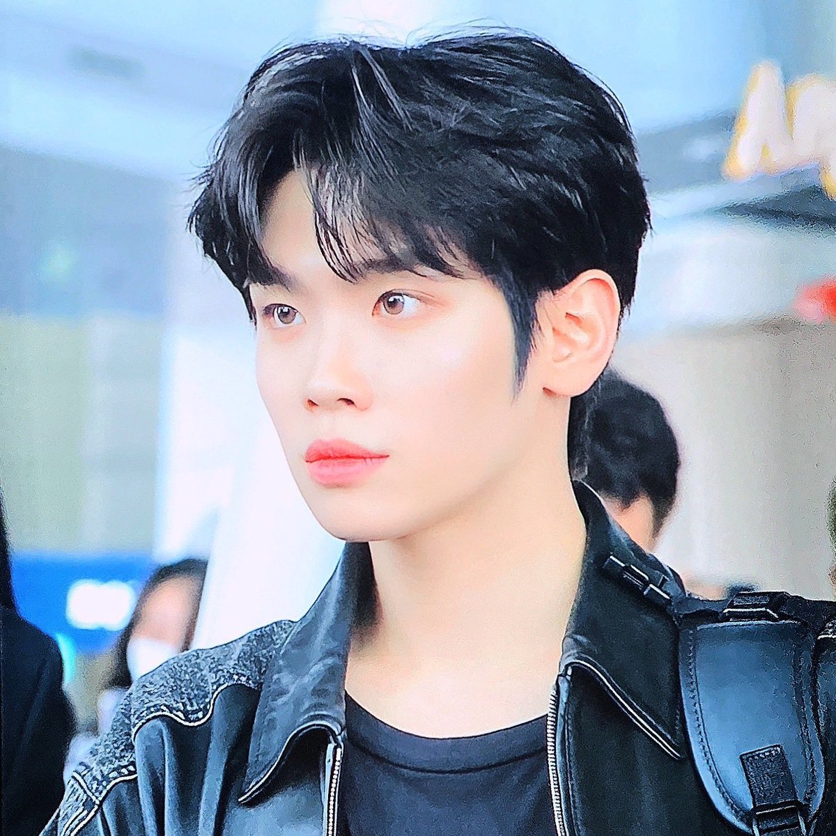 singerppuppy's tweet photo. good morning to taerae and his beautiful brown eyes hello https://t.co/CYNoiHRJNi