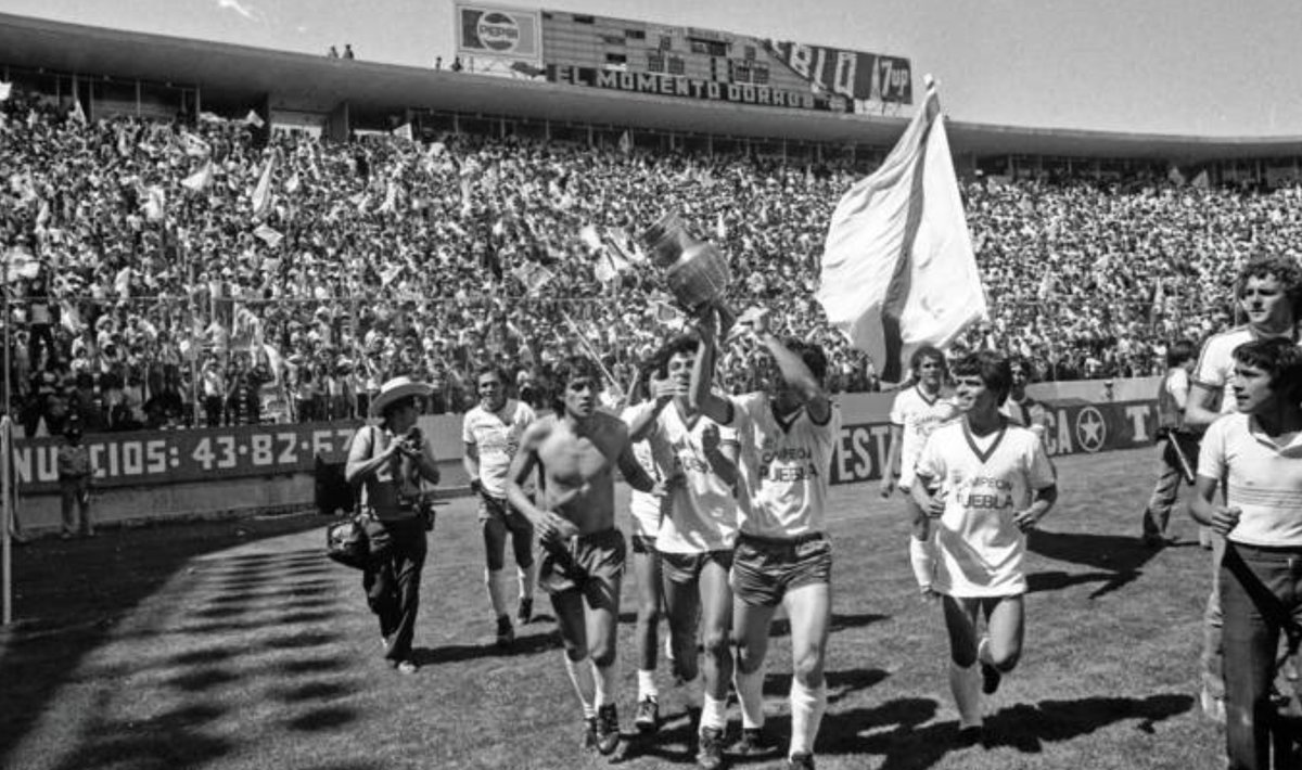 Puebla Campeón en 1983. Pocas imágenes de ese día. Chivas llegó muy diezmado por la bronca con América en Semifinales y aún así, llevó el juego a los penaltis. El primer título de #Puebla, de la mano de Manuel Lapuente.