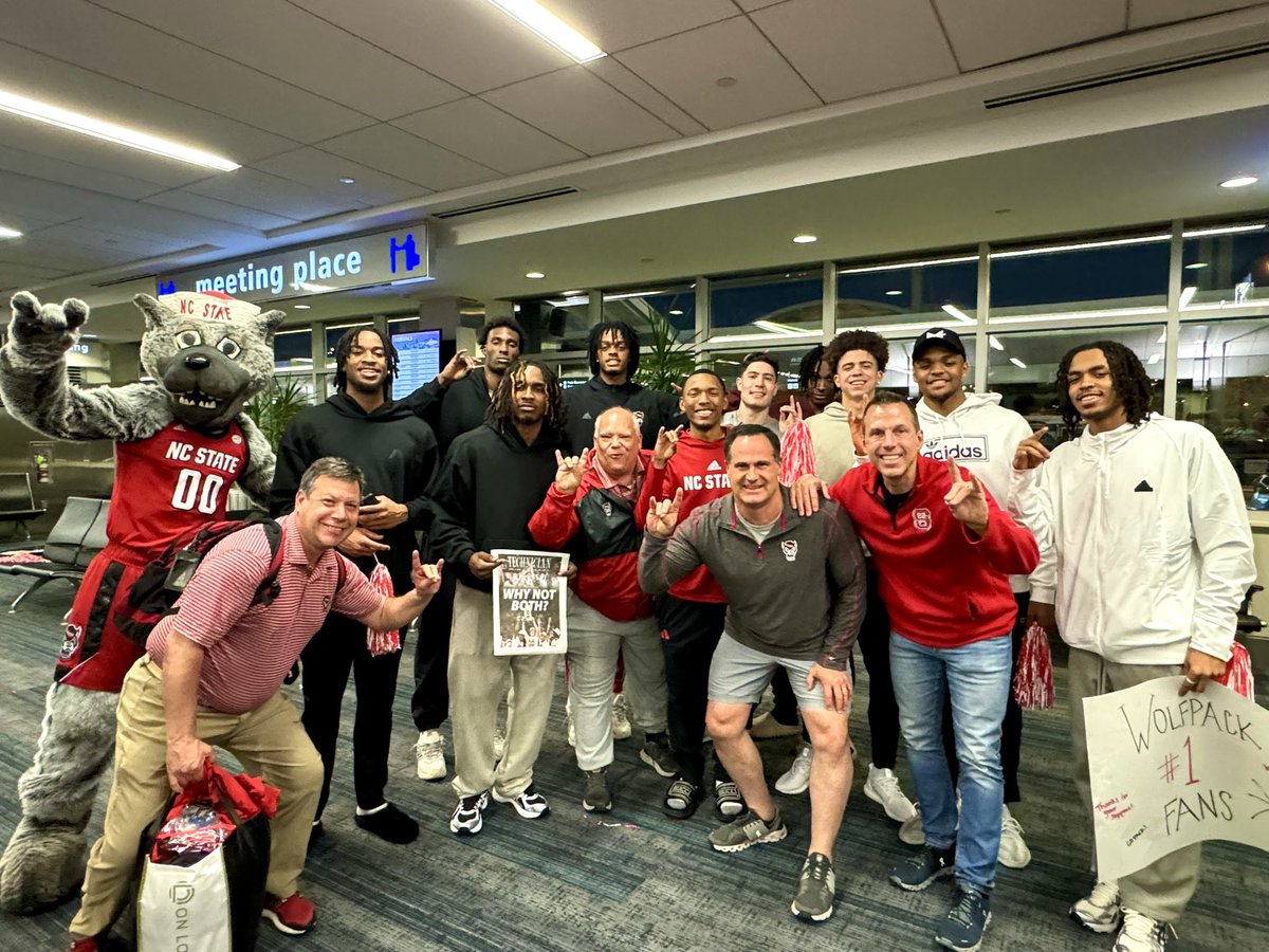reedpackof5's tweet photo. How FREAKING amazing to get off the @wolfpackclub charter flight from Phoenix at RDU and the @PackMensBball team is the welcoming committee!! Absolutely unbelievable! My hubs and his buddies are literally in heaven right now and I’m super jealous! #WhyNotUs 🐺❤️ https://t.co/PeOoscUYtL