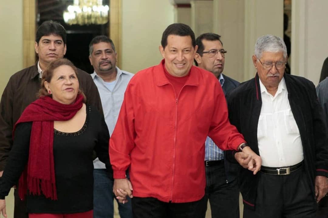 Con profundo pesar lamentamos el fallecimiento del maestro Hugo de Los Reyes Chávez, padre de nuestro Comandante Hugo Chávez. Enviamos nuestras condolencias a Doña Elena, a sus hij@s y niet@s. Paz a su alma.