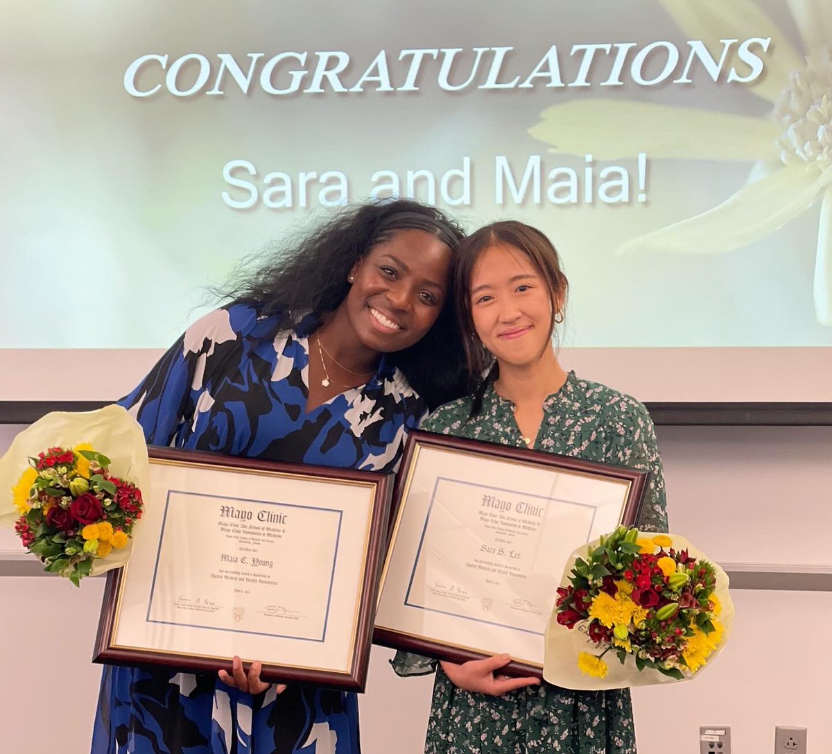 So special celebrating graduating as part of the inaugural Distinction Track for the Applied Medical & Health Humanities @MayoClinicSOM with my friend @maiacy_. Thank you to the @MayoHumanities & @MayoMedEd teams for supporting & inspiring us as future doctor-artists!👩🏾‍⚕️✍🏼👩🏻‍⚕️🎨