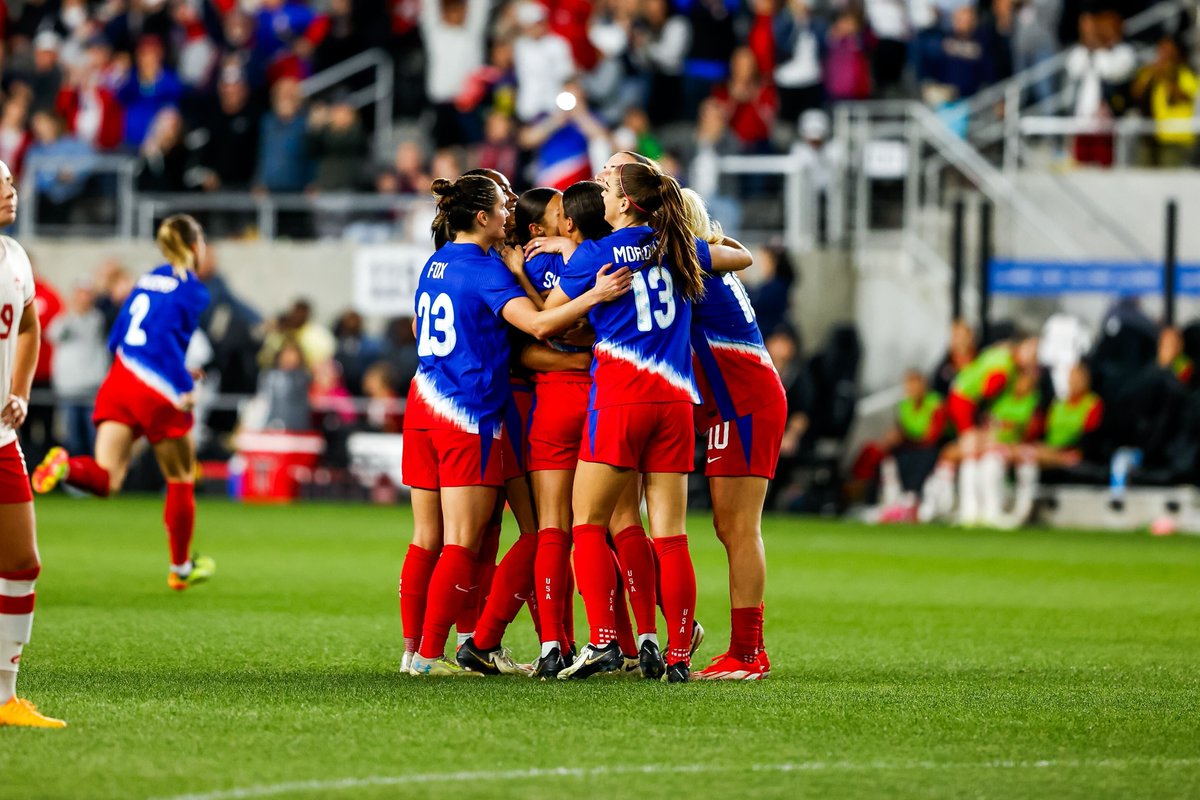 🔎 Find Sophia Smith who scored the equalizer Hint: Smothered in the middle of the huddle