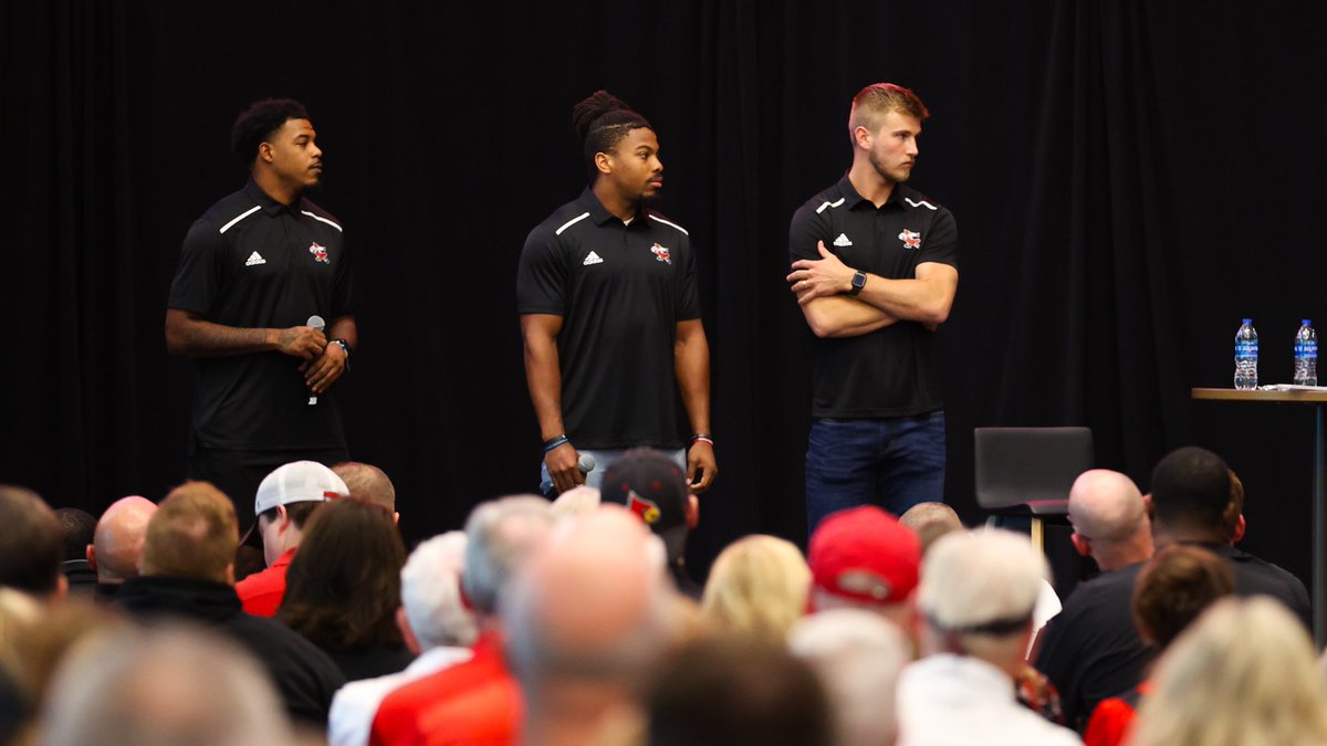LouisvilleFB's tweet photo. Great night talking football with some of our season ticket members 🤝

#GoCards https://t.co/aaHzgPU9X5