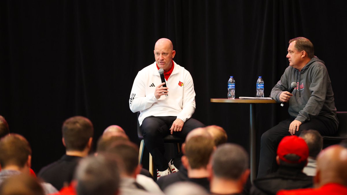 LouisvilleFB's tweet photo. Great night talking football with some of our season ticket members 🤝

#GoCards https://t.co/aaHzgPU9X5