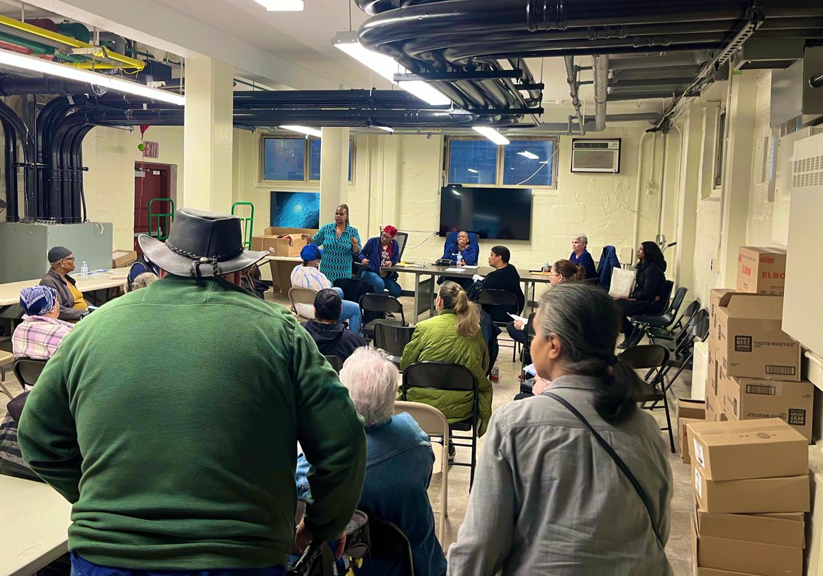 Wrapped up a meeting with @NYCHA Riis Houses tenant association. Very informative meeting w/ presentations from the heating unit, property management & @NYCDDC. As always special words from team @RepDanGoldman