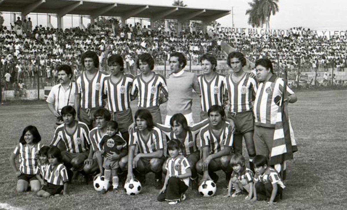 Chivas en 1970, visitando el Estadio Agustín Coruco Díaz, de Zacatepec.