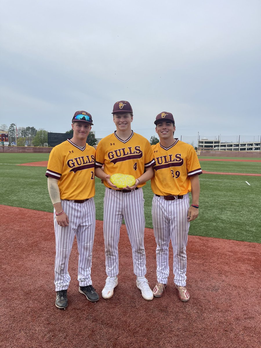 Today’s @SalisburyBB 🪨 of the victory over Hood are @andrewkell06 @AidanBrinsfield and @WaireTrent #GoGulls #GullPileU @ABCA1945