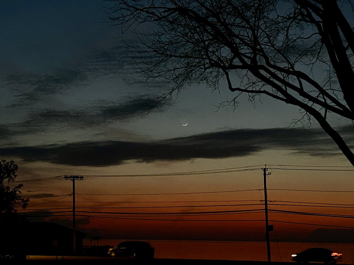 Look to the western horizon and see the 1 day old waxing crescent moon say “Hey I can put on a pretty good show too, and I do it everyday!”