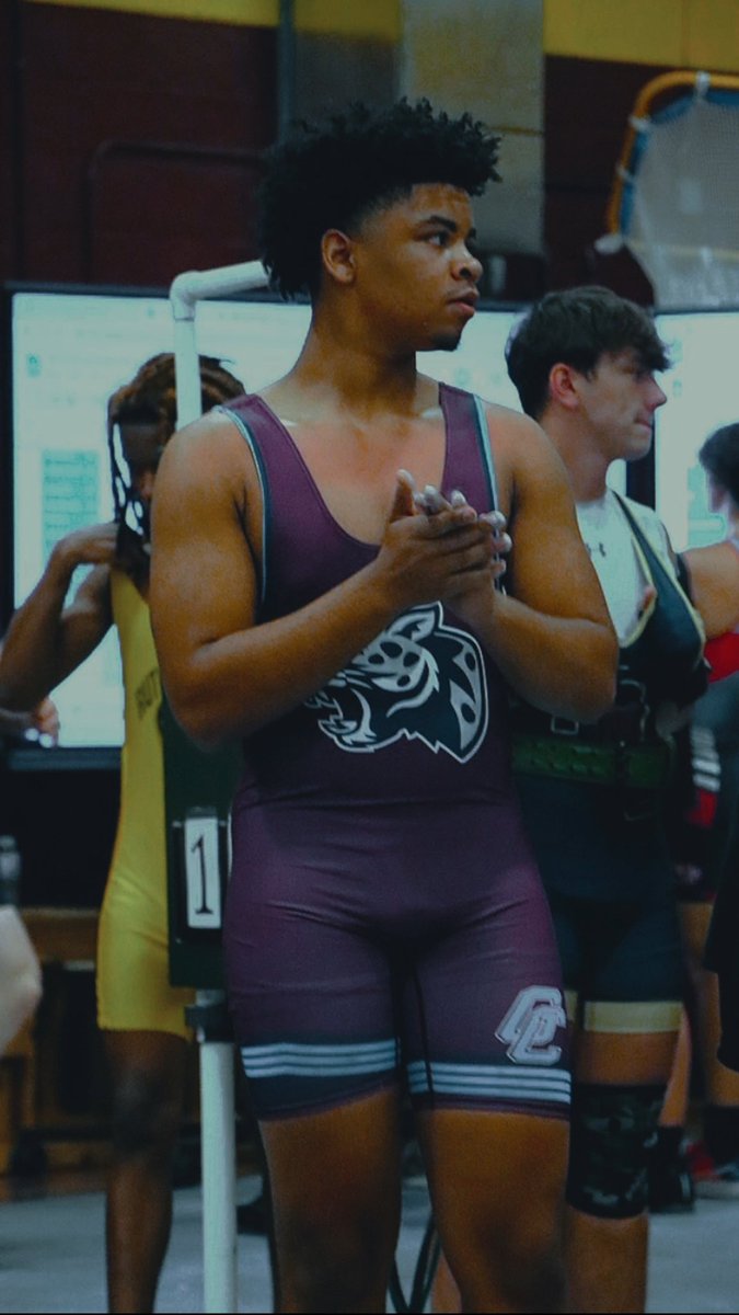 BoxleyMessiah's tweet image. In my first year on the weightlifting team, I qualified for regionals and made significant improvements in all my lifts throughout the year: bench (250), snatch (145), clean &amp;amp; jerk (205) @RussellEllingt4 @CoachTravv850 @HuntleyAntonio