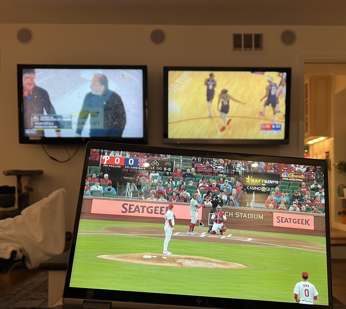 It’s definitely that kind of night with @Phillies @sixers & @NHLFlyers all in action #RingTheBell #BrotherlyLove #LetsGoFlyers