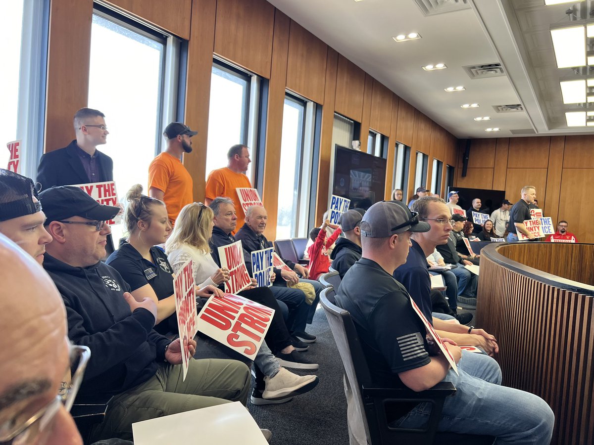 HTF394's tweet image. Hammond Teachers’ Federation supports our brothers and sisters of the Lake County Police Department and their struggles for a fair contract!