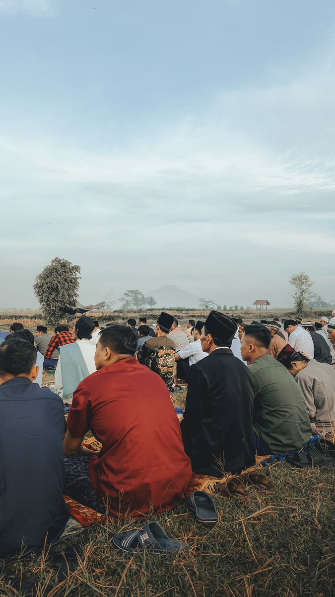 Terima yang tak berlangsung lama, relakan yang akhirnya terpisahkan, maafkan yang tak berujung, rayakan yang masih berlangsung. Mohon dilapangkan hati, maafkan salahku selama ini. Selamat Idulfitri 🌿