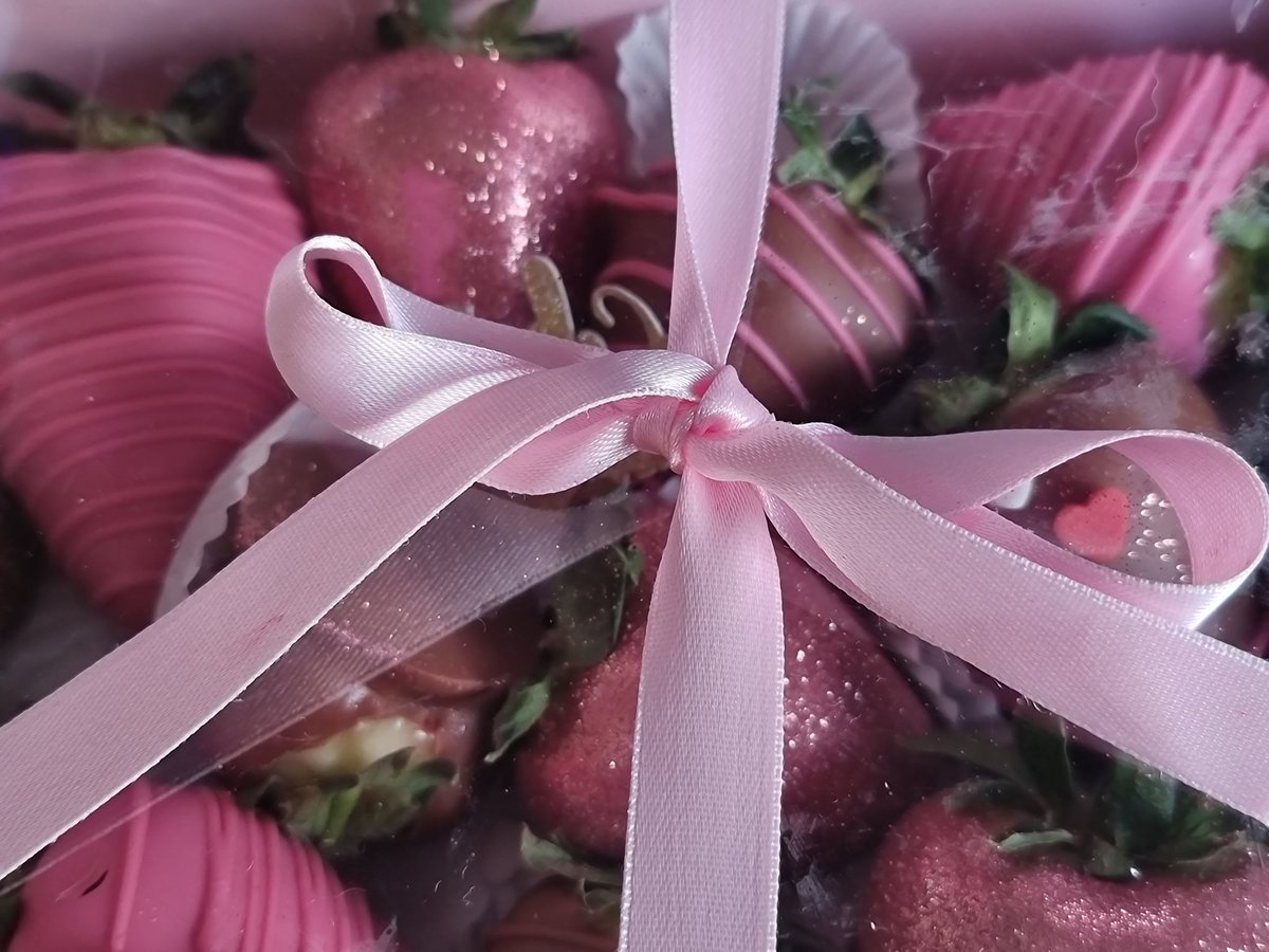 All set for tomorrow! Love the chocolate and fondant covered strawberries hand delivered by my eldest granddaughter ❤️