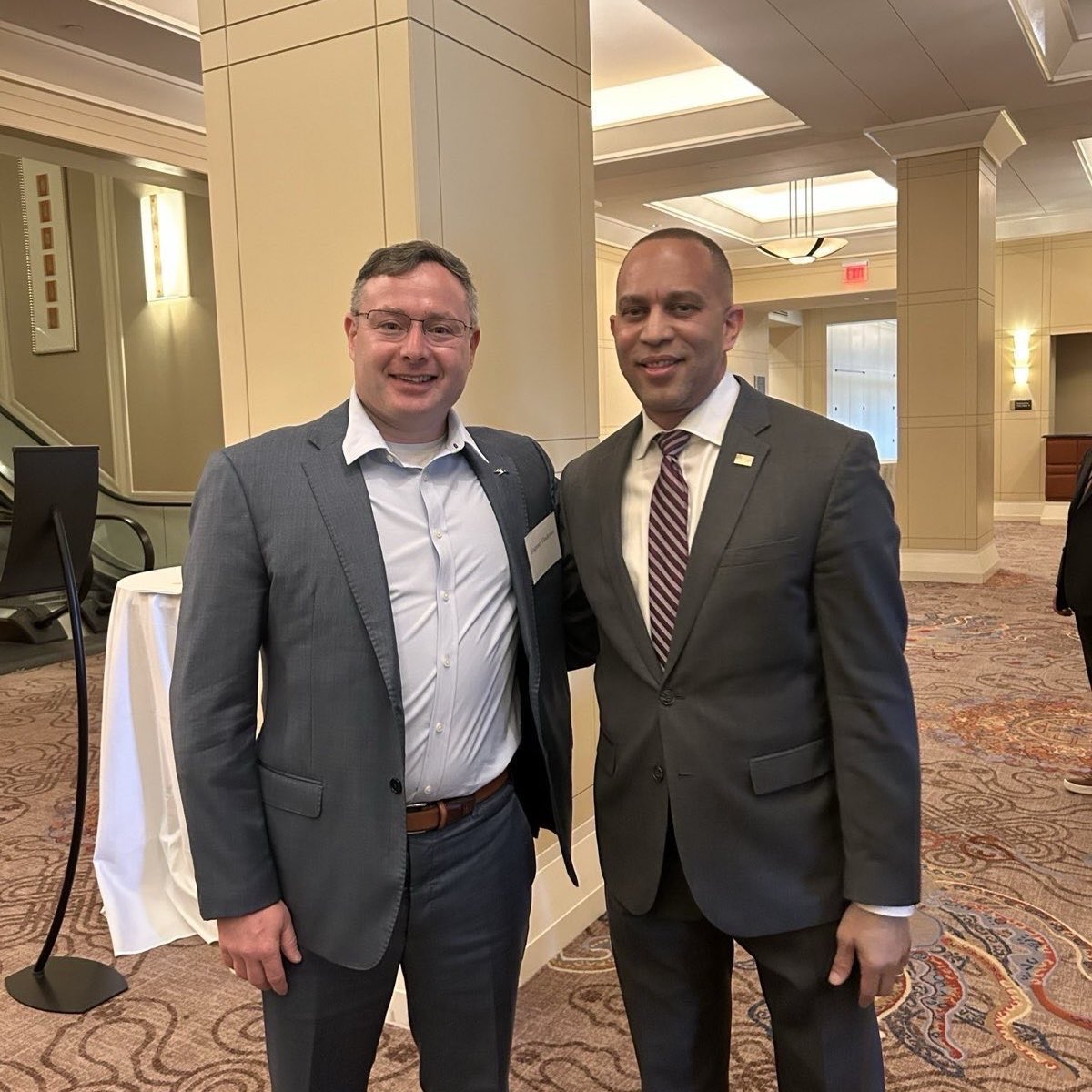 Great to see Leader @RepJeffries today and hear his vision for a middle-out economy. This November we have the power to end the chaos and disfunction of the MAGA controlled House — but first we need to hold this seat. Join us!