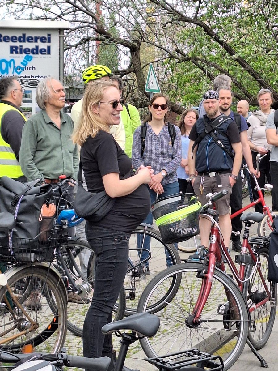 Mein letztes Anradeln als Stadträtin… 🥲 Danke an alle, die heute in den #Wallstraßen mit mir die neue #Fahrradstraße eingeweiht haben! Ohne Kfz-Durchgangsverkehr sinken die Unfallgefahren, Lärm und Abgase. Zugleich fördern wir umweltfreundliche Mobilität. #Verkehrssicherheit