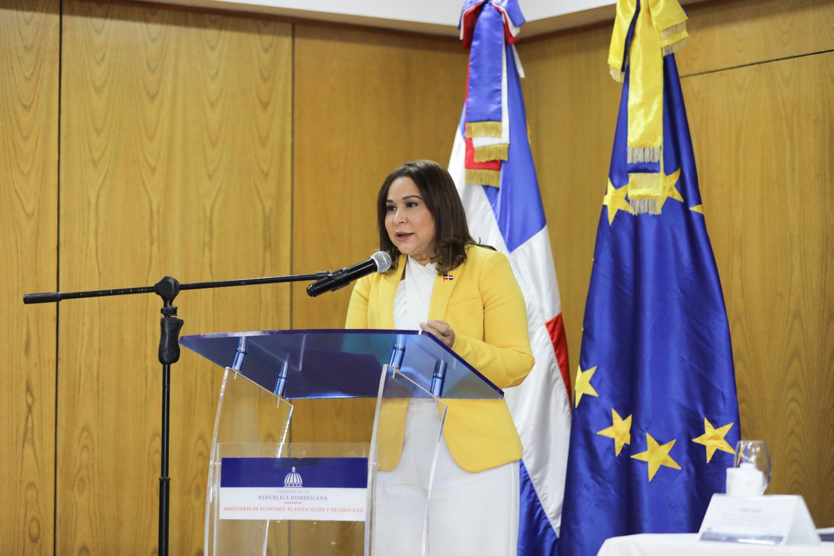 La ministra de Mujer, @MayrajimenezTFJ , participó en el acto protocolar del desembolso Apoyo Presupuestario de la Cooperación de la @UnionEuropeaRD a favor del programa de Coordinación en la Prevención de la Violencia de Género en línea con los Objetivos de Desarrollo Sostenible