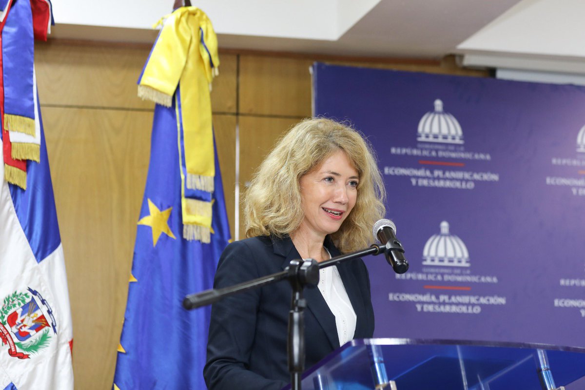 La Embajadora de la Unión Europea en República Dominicana, Katja Afheldt,  reconoció al @MMujerRD y al @mineconomiard por los avances significativos en la implementación de las políticas nacionales contra violencia de género y felicitó a #RD por el cumplimiento de los indicadores