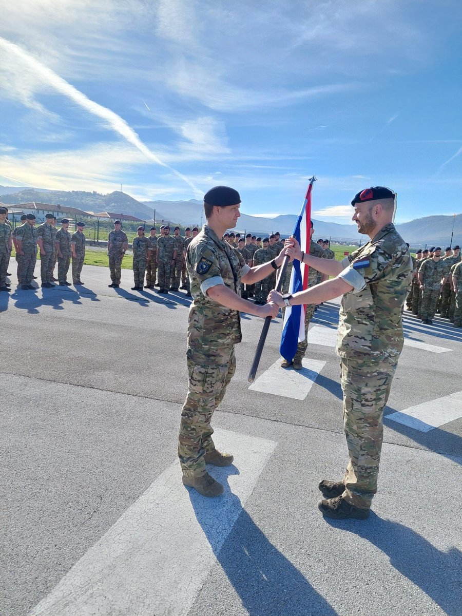 Vorige week nam het 12de de missie in Bosnië en Herzegovina over van het 11de RSQN van het @korpsmariniers #ALTHEA. Samen met Europese en partner landen weer een nieuwe club klaar voor het brengen van politieke en sociale stabiliteit in 🇧🇦. #QPO