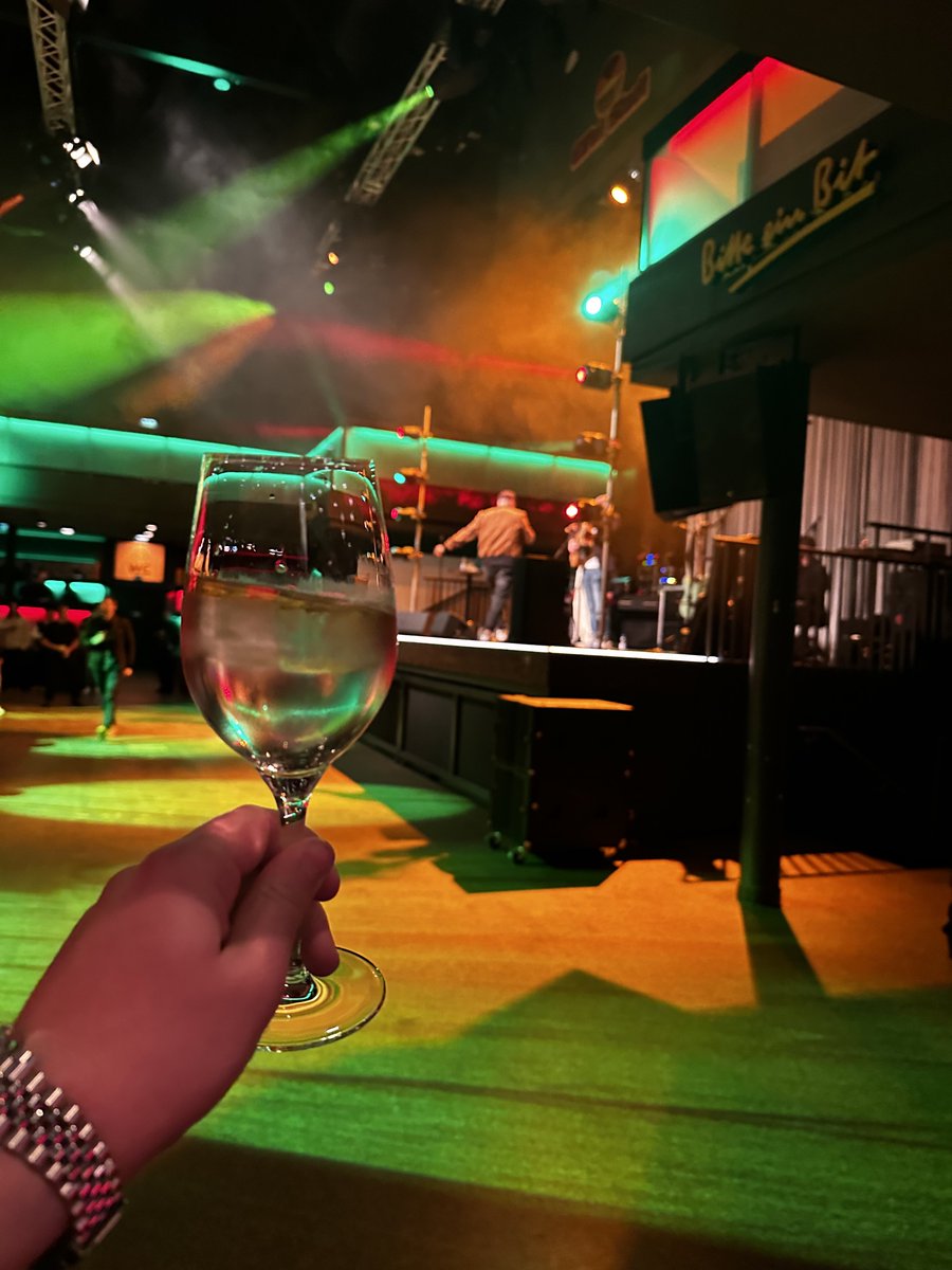 Toni2Go's tweet image. #Javaland Tag 2 neigt sich dem Ende. Hab @Newspicel gesehen und durfte sogar mal sein Auto fahren. Dennoch leider immer noch keine Überreste von @MystexDE‘s Auto gefunden. Die Suche geht also morgen weiter