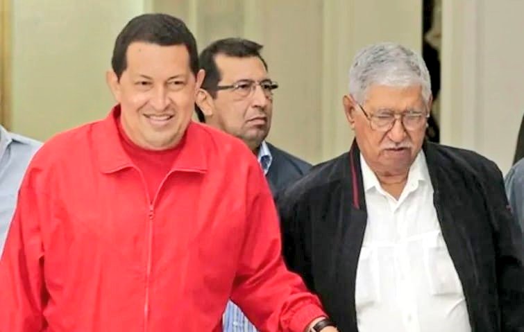 evoespueblo's tweet photo. Con profundo dolor he conocido del fallecimiento del compañero Hugo de los Reyes Chávez, padre del comandante Hugo. Recuerdo con mucho cariño las veces que pude conversar con él, su hospitalidad y generosidad. Hago llegar mi sentido pésame a toda su familia y un abrazo de hijo a la profesora Elena.