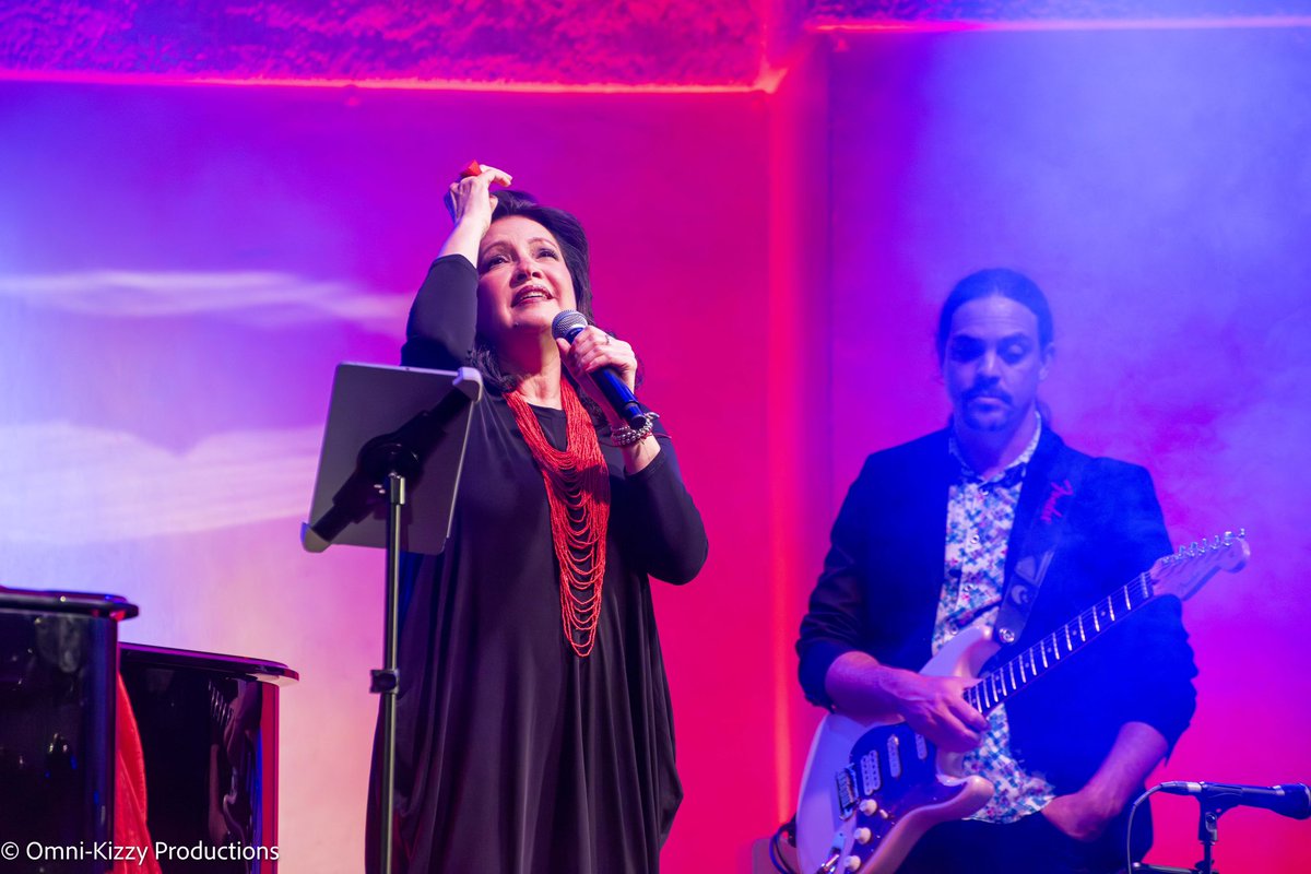 @gretellbarreiro impresionante show #ArtsInTheParks Explosión de Luz Junto a la gran Actriz Beatriz Valdés en el @miamibeachbandshell #OmniKizzy 📸 #eventosenmiami #photographer #fotografo #miami #art #musica