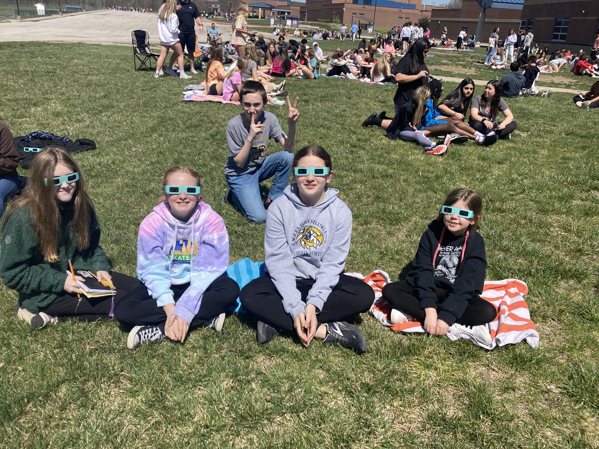 KellyHunerdosse's tweet photo. Enjoying the beautiful weather and watching the eclipse. #LPSLeads @SVMSEagles https://t.co/VICiDadY0q