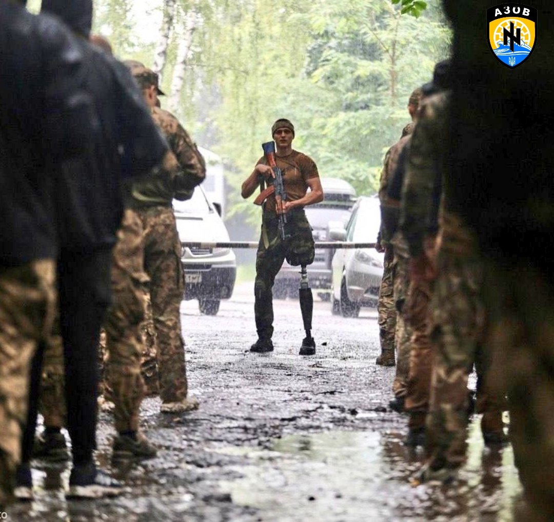 Combatiente de la brigada 'Azov',  perdió una extremidad, pero no abandonará a sus compañeros.
💪🇺🇦🔱
#UkraineNeverSurrenders