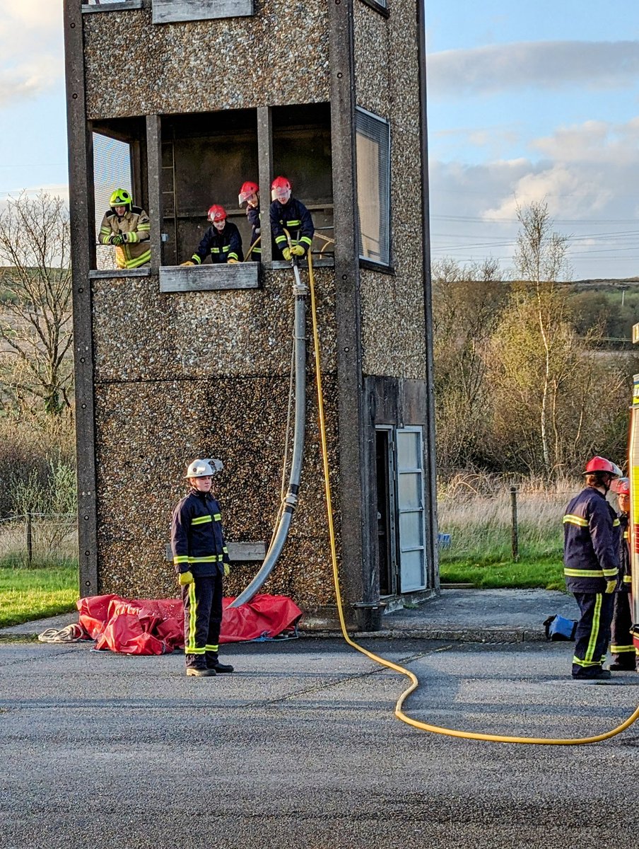 ServiceYouthTe1's tweet photo. Great evening at Seven Sisters Fire Cadets with them demonstrating building a dam, knots, lines and hauling aloft. Debriefing is important in highlighting development areas for cadets as they progress through the Cadet programme 👏🚒
@mawwfire @UKFireCadets https://t.co/umLKK5KXXX