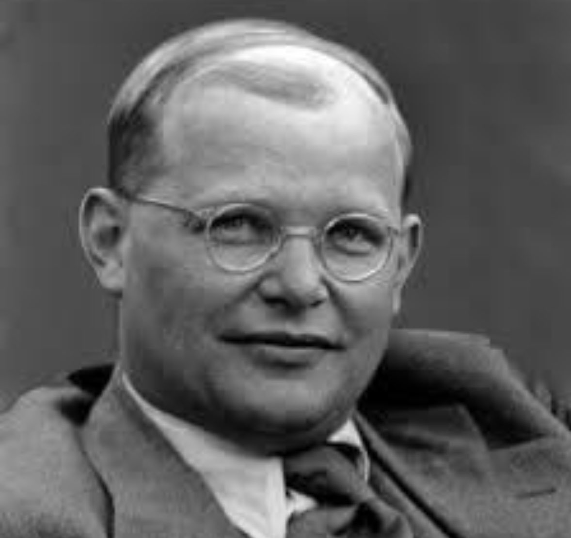 „Wir wissen es, dein Licht scheint in der Nacht.' Dietrich #Bonhoeffer (* 1906), Geistlicher der 'Bekennenden Kirche' und Widerstandskämpfer gegen das NS-Regime, wurde von den Nazis am 9. April 1945 im KZ Flossenbürg durch den Strang ermordet. Glaubenszeuge und großer Theologe.