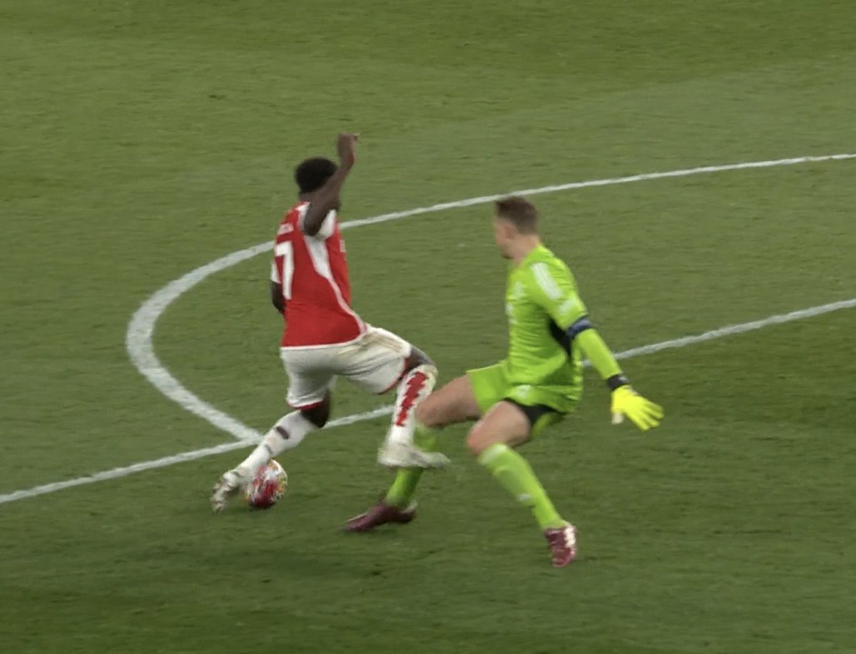 Saka goes down, but no penalty 🤯 Thoughts? 👀