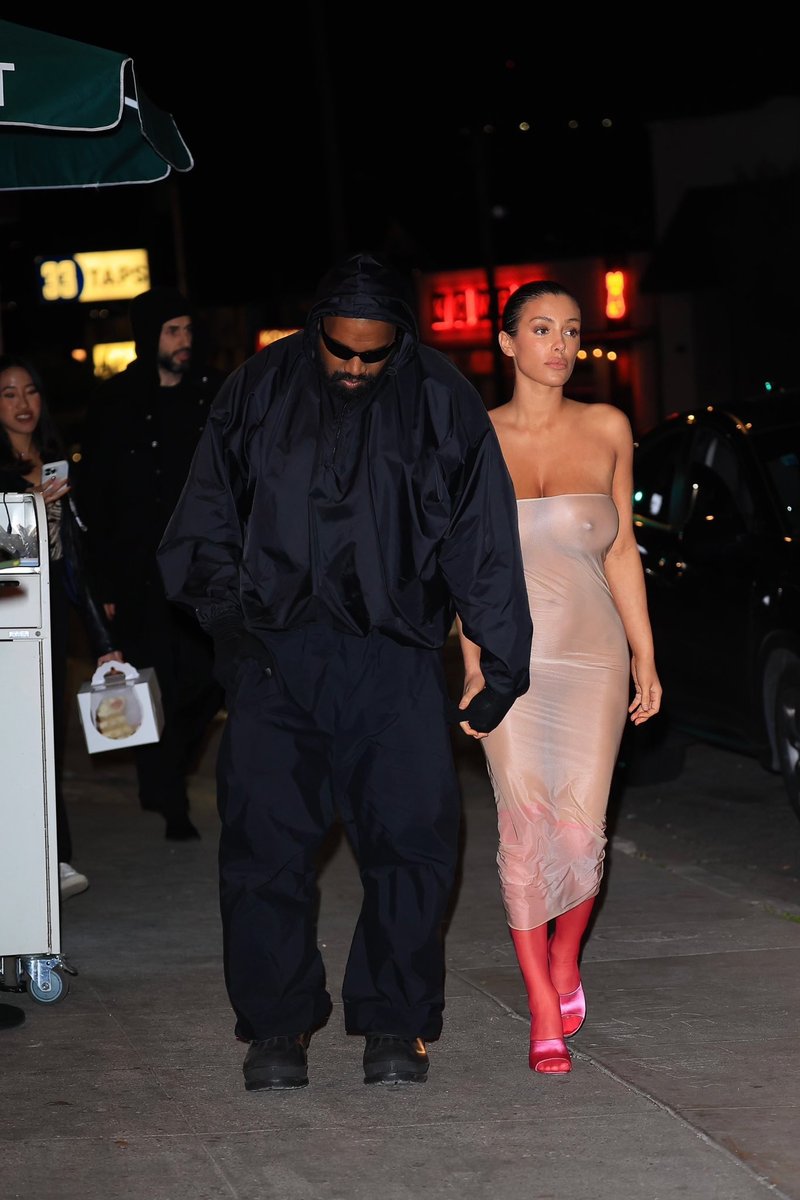 HitliyeOfficial's tweet photo. Kanye West a été vu hier soir à Los Angeles en compagnie de sa femme, Bianca Censori 👀
#Hitliye #Ye #BiancaCensori #KanyeWest https://t.co/lti5mrsPM7