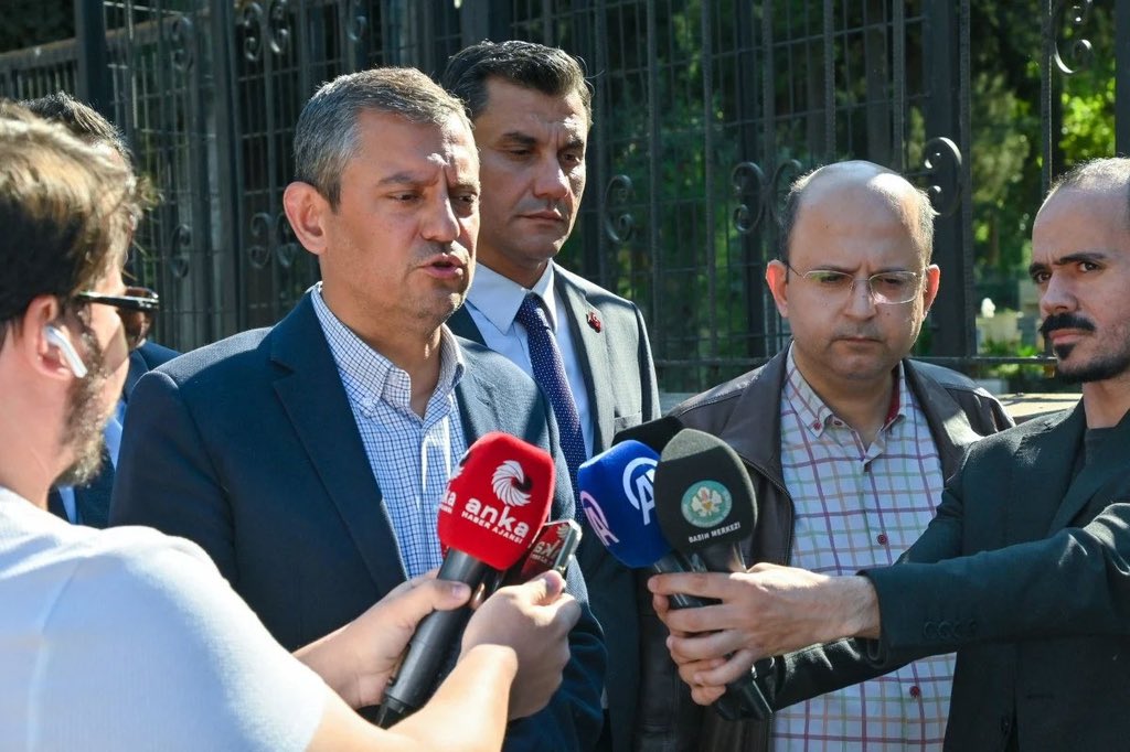 Özgür Özel gözlük kullanmamaya başladı.