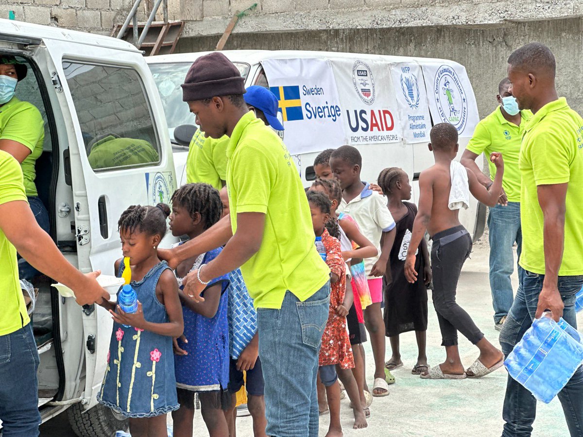 End of day recap from @WFP #Haiti 🇭🇹. Today, we were able to reach : -23k displaced people with a hot meal in Port-au-Prince -179k children with a school lunch -3k people in Le Cap and Gonaïves with a cash transfer. That’s 206k for today. #HaitiStrong