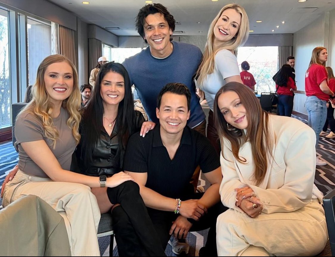 PreviouslySerie's tweet photo. #The100

⚠️ATENCIÓN⚠️

Para finalizar un poco el día😭

El cast de la serie se reunió hace dos semanas en la #Conageddon4 y nos acabamos de quedar en shock😱

¡¡QUE BELLO ES VERLES JUNTOS!! https://t.co/0UpWWb89Jn