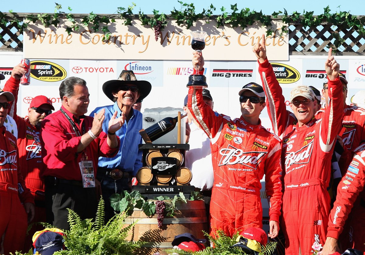 Happy birthday, @KaseyKahne 🥳 Who remembers his win at Sonoma Raceway with Richard Petty Motorsports in 2009? #NASCAR | #Petty75