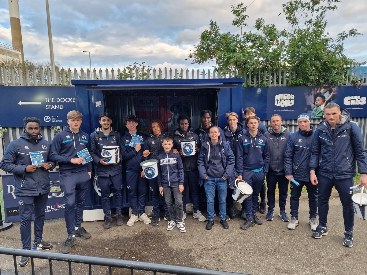 Massive thank you to everyone that donated tonight and the @MillwallAcademy under 18's for volunteering we really appreciate you all. It really is what community is about 💙🦁