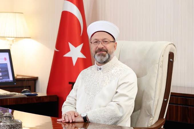 Ali Erbaş: “Diyanet, halkımızın en çok güvendiği kurum olmuştur. Fitre ve zekatlarınızı bekliyoruz.” Hayırdır hacı Erdoğan dükkanı kapattı mı? Avucunu millete uzattın 😏 Hacı birde Diyanet senin dediğin gibi değil. Diyanet halkın en güvenmediği kurum