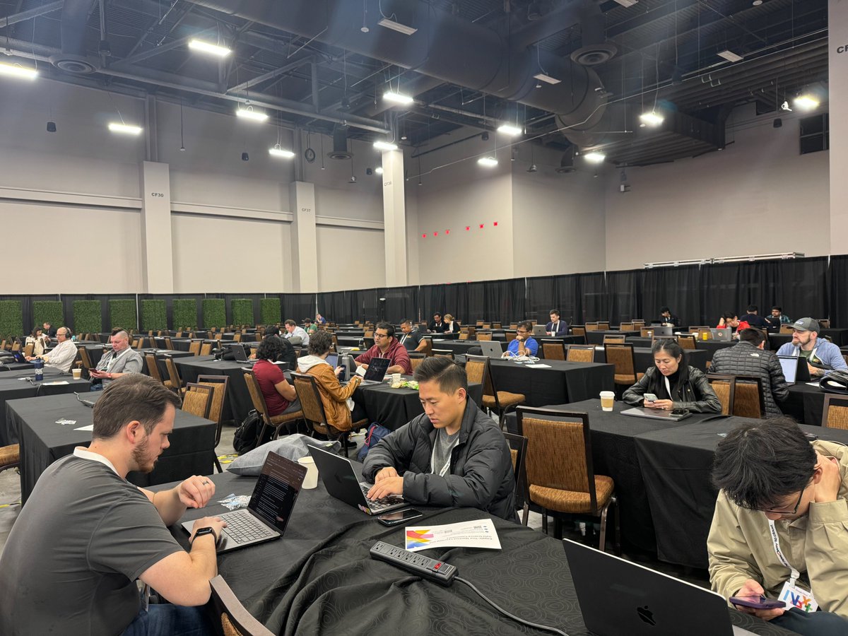 🚀It's on! The LIVE Kaggle competition at #GoogleCloudNext is just underway.